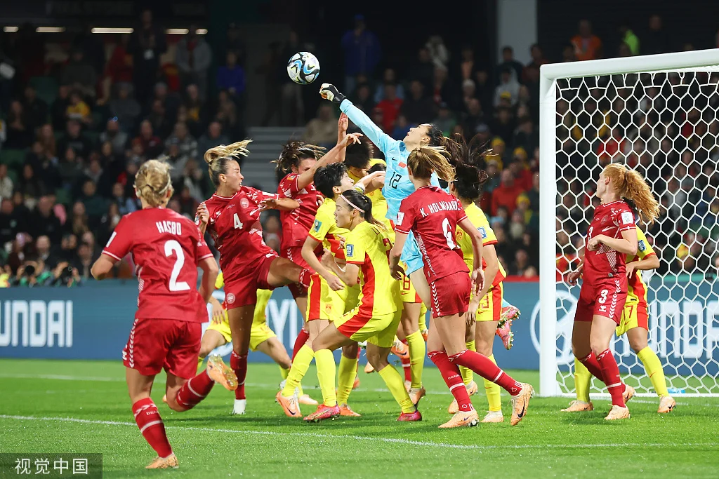 丹麦队一直用长传球给中国女足压力。