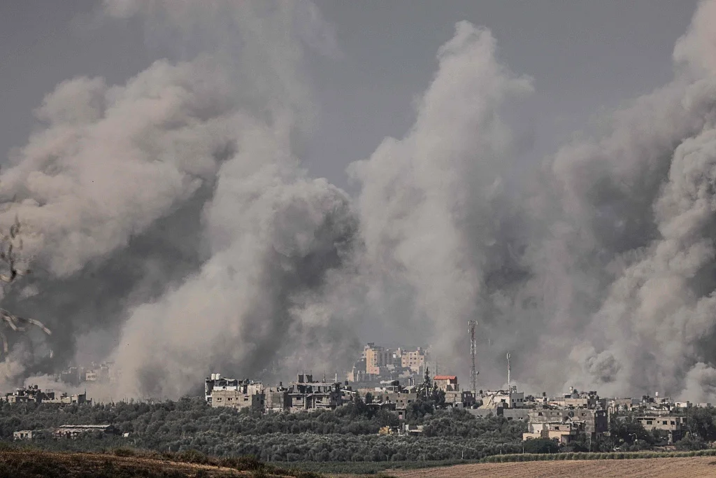 当地时间2023年10月23日，以色列发动袭击后，烟雾和碎片在加沙地带北部上升。视觉中国 图