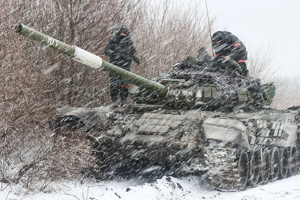 当地时间2023年2月14日，顿涅茨克地区，俄罗斯武装部队坦克部队的一辆T-72坦克。视觉中国 图