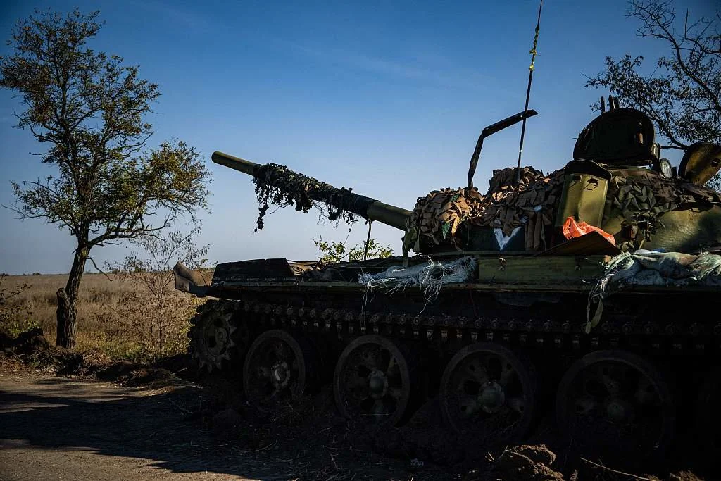 当地时间2022年10月7日，乌克兰南部，村内一辆被遗弃的俄罗斯T-62坦克。视觉中国 图