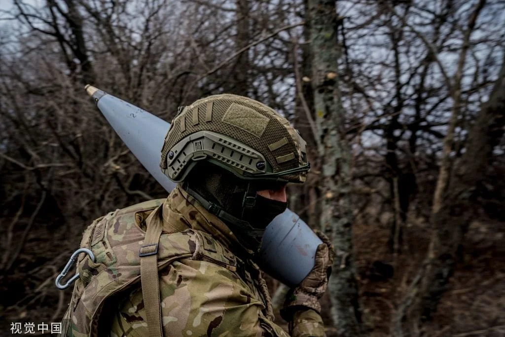 当地时间2023年3月2日，顿涅茨克地区，乌克兰军人准备向前线城镇巴赫穆特附近的俄罗斯阵地发射Msta-B榴弹炮。视觉中国 图