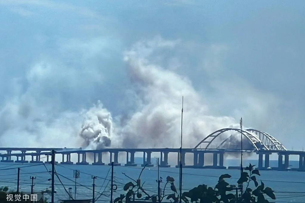 8月12日，克里米亚大桥附近发生爆炸升起浓烟。（视觉中国）