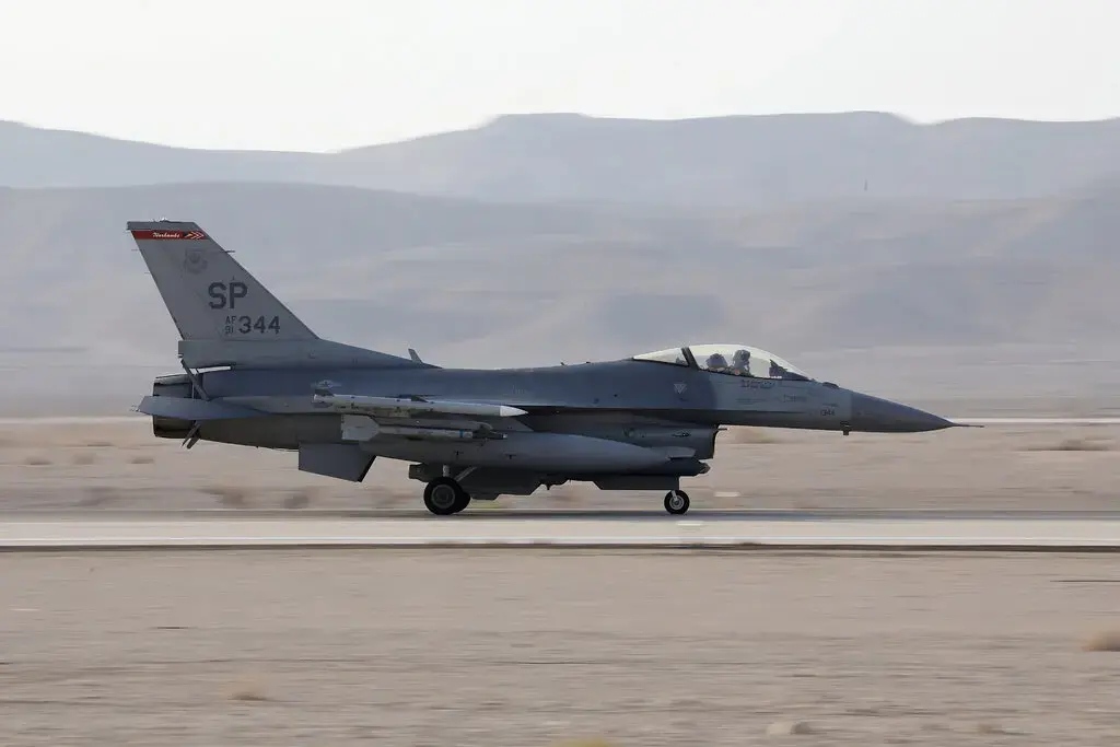 《纽约时报》称，美空军F-15E战机实施了此次打击。图自《纽约时报》报道配图