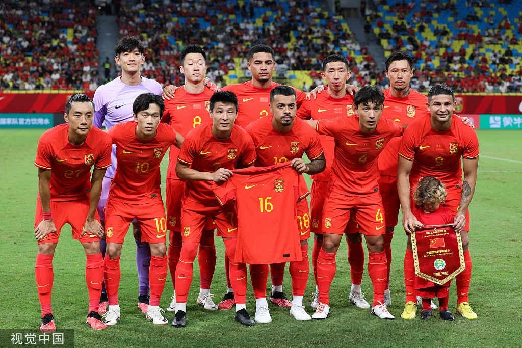 李帅在上一场比赛中重伤，本场国足队友手举他的球衣入场。