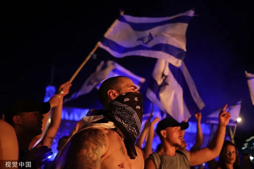 当地时间7月24日晚，以色列民众走上街头反对通过司法改革法案。图源：视觉中国