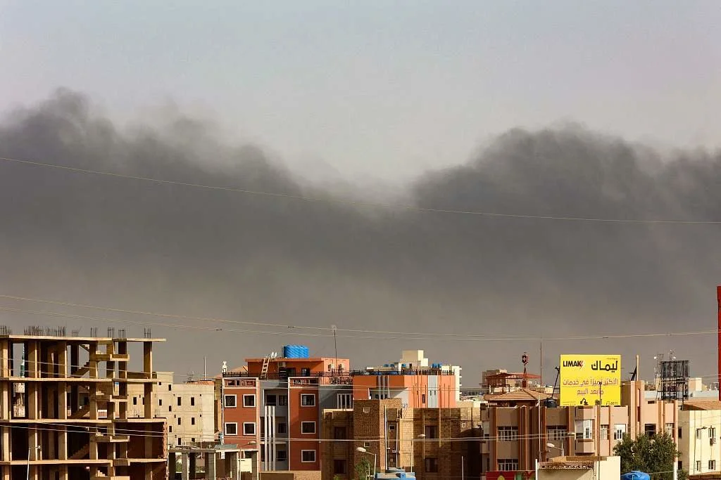 当地时间2023年4月16日，苏丹喀土穆，苏丹武装冲突持续，居民楼上空升起遮天蔽日的浓烟。视觉中国 图