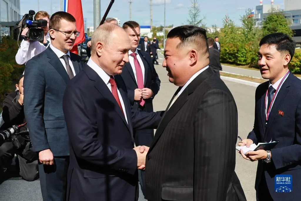 9月13日，在俄罗斯阿穆尔州的东方航天发射场，俄罗斯总统普京与朝鲜最高领导人金正恩握手。（新华社）
