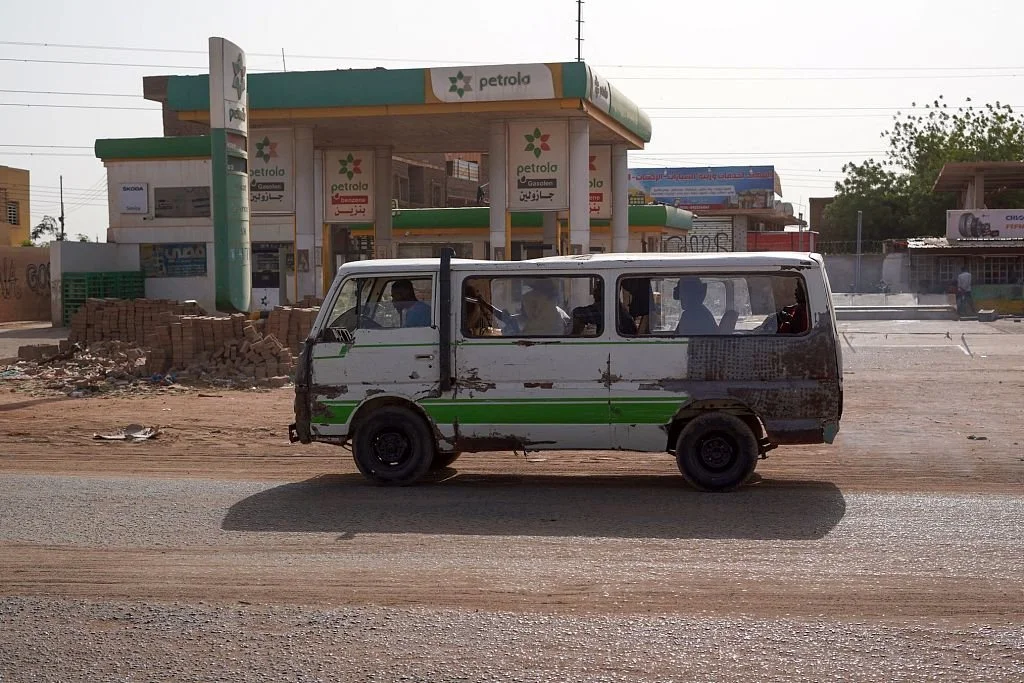 当地时间2023年4月16日，苏丹喀土穆，一辆公共汽车行驶在一条无人的街道上。视觉中国 图