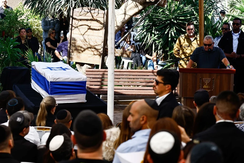 天空新闻台称，以色列总理内塔尼亚胡8日出席了以色列内阁部长儿子的葬礼。
