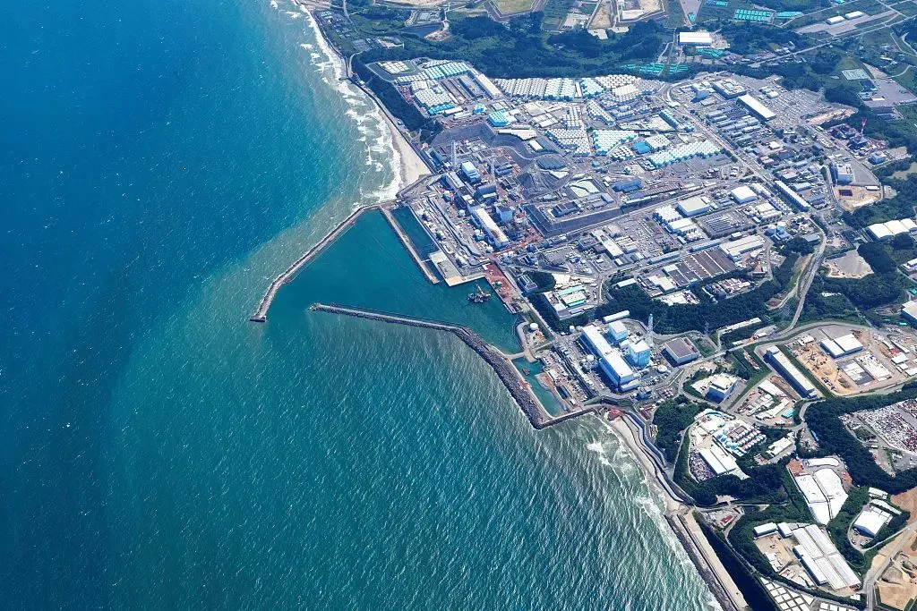 8月24日，日本核污水排海现场，海水呈两种颜色。图片来源：视觉中国