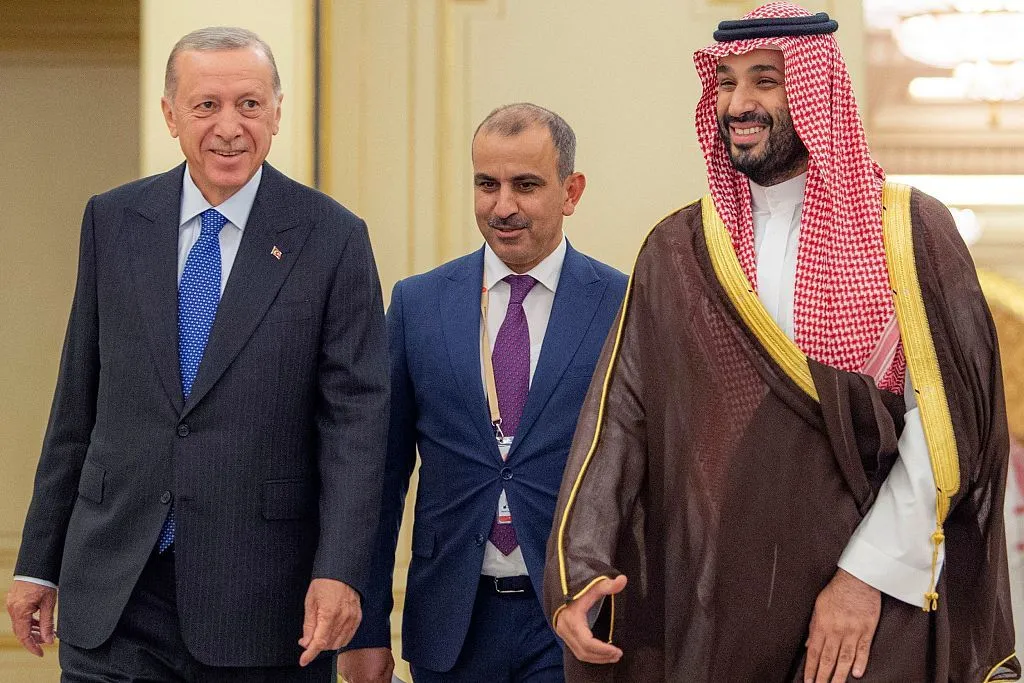 当地时间2023年7月17日，沙特阿拉伯吉达，沙特阿拉伯王储兼首相穆罕默德·本·萨勒曼（右）欢迎土耳其总统雷杰普·塔伊普·埃尔多安（左）。 视觉中国 图