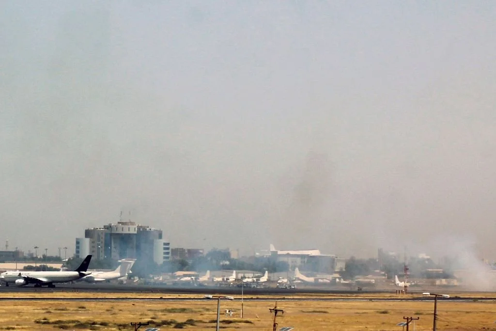 当地时间2023年4月15日，苏丹喀土穆，苏丹武装冲突发生后，喀土穆机场的停机坪烟雾滚滚。