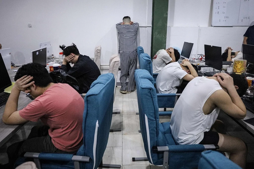 8月29日，印尼警方逮捕了一批经营网络爱情骗局的涉嫌人。 （视觉中国）