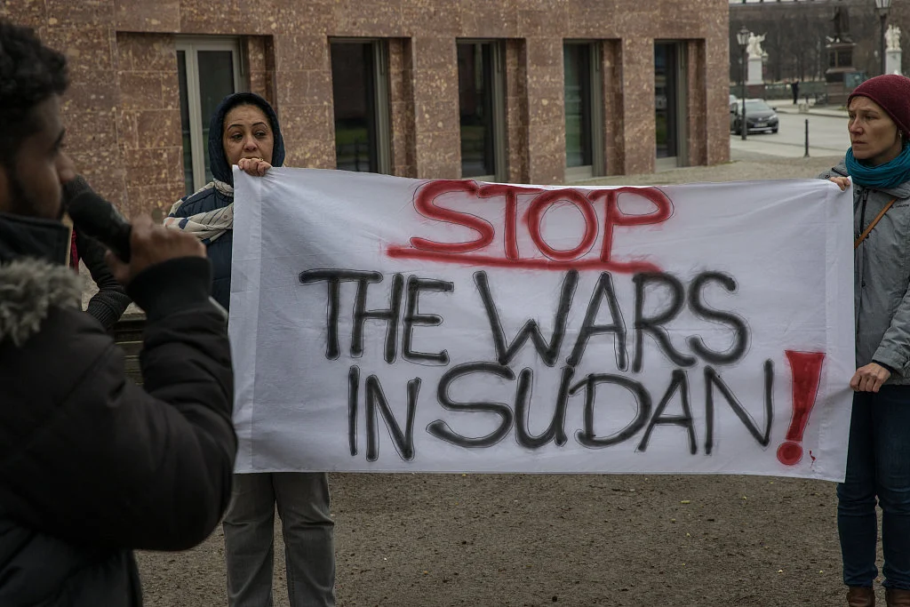 当地时间2023年4月16日，德国柏林，抗议者聚集在联邦外交部前，抗议苏丹暴力冲突升级。视觉中国 图