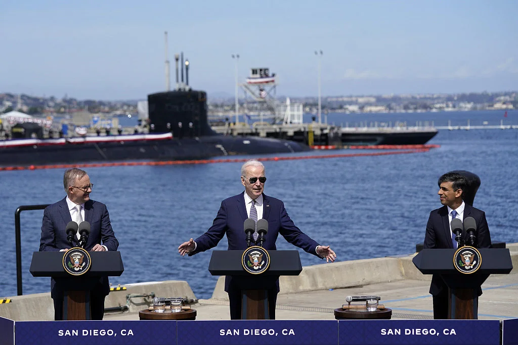 当地时间2023年3月13日，美国总统拜登在洛马角海军基地与英国首相苏纳克（右）和澳大利亚总理阿尔巴尼斯举行新闻发布会。（视觉中国）
