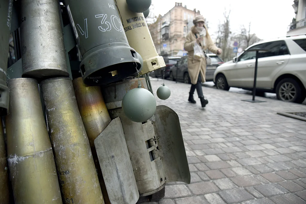 当地时间2023年12月19日，乌克兰基辅街头摆放弹壳制成的“圣诞树”，警示俄乌冲突仍在持续。（视觉中国）