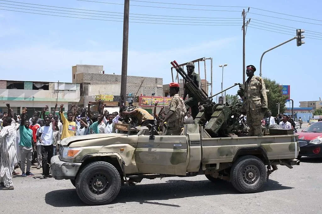 当地时间2023年4月16日，苏丹红海省苏丹港，苏丹人向忠于陆军参谋长阿卜杜勒·法塔赫·阿卜杜勒-拉赫曼·布尔汉的军队士兵致意。视觉中国 图