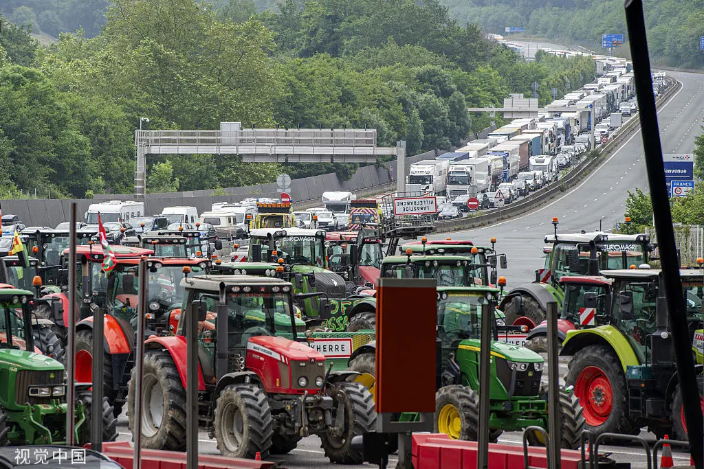 6月3日，法国比里亚图，法国农民在法国和西班牙边境封锁比里亚图隘口进行抗议（视觉中国）