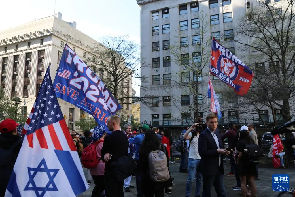 ▲4月15日，在美国纽约，特朗普的支持者在法庭前的公园举行集会