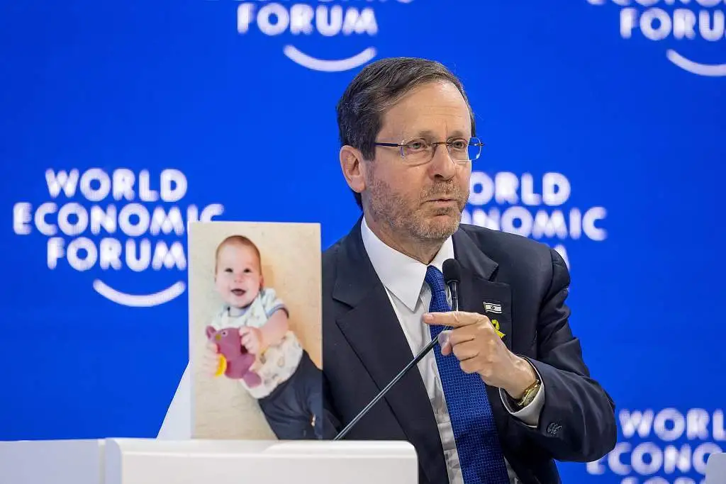 ����ʱ��1��18�գ�����˹��̳����ڼ䣬��ɫ����ͳ�ڽ�����չʾ������˹������10���´��Ӥ������Ƭ ͼ���Ӿ��й�