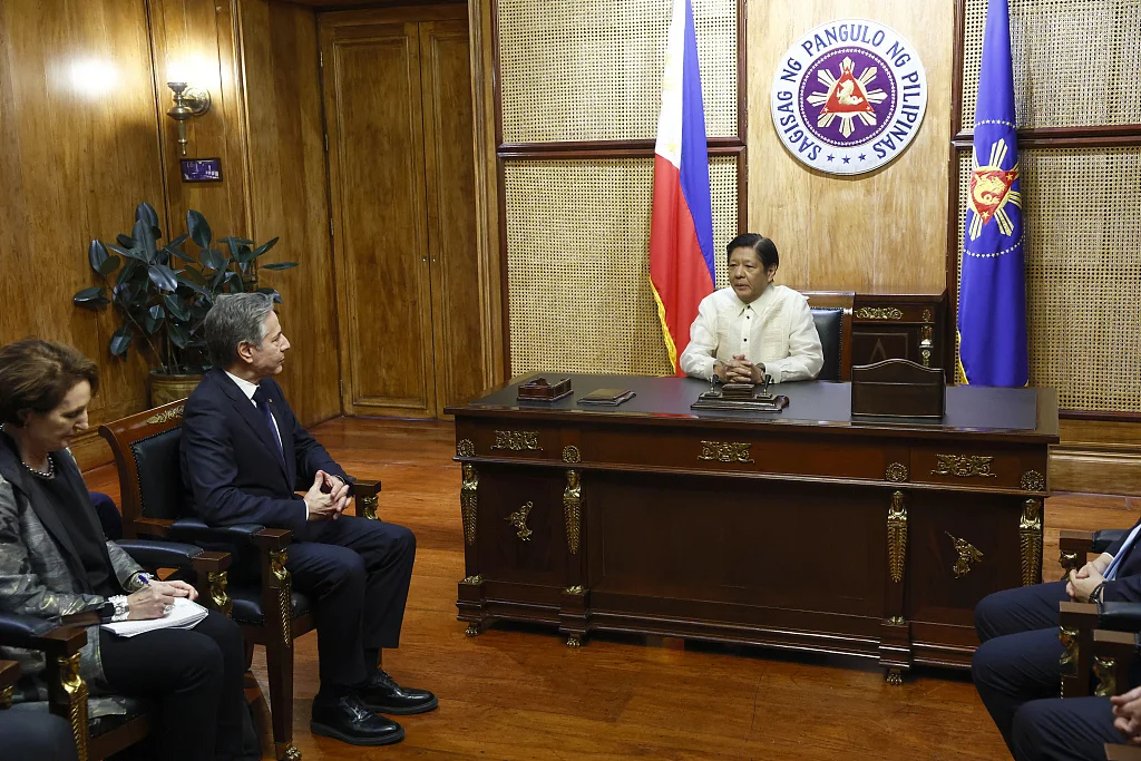 当地时间3月19日，美国国务卿布林肯(左二)在马拉坎南宫与菲律宾总统马科斯举行会谈。（视觉中国）