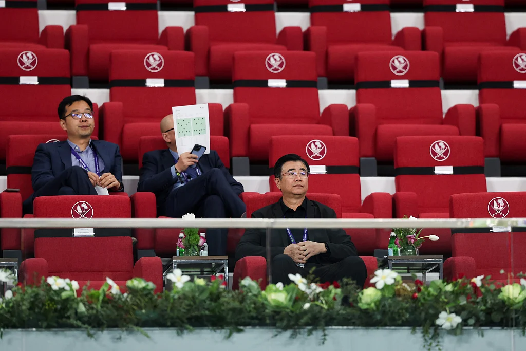 中国足协主席宋凯（右）现场观赛。