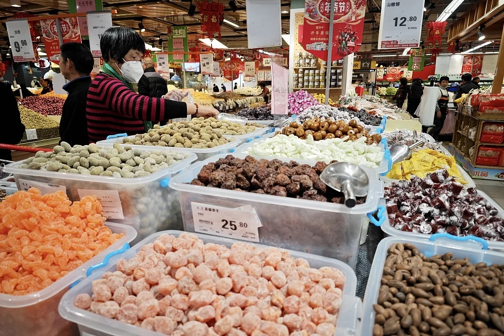 2024年1月17日，福州，市民在超市选购商品。视觉中国 资料图