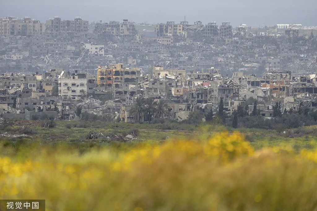 当地时间2024年3月18日，从以色列南部俯瞰加沙地带被摧毁的建筑物。（图源：视觉中国）
