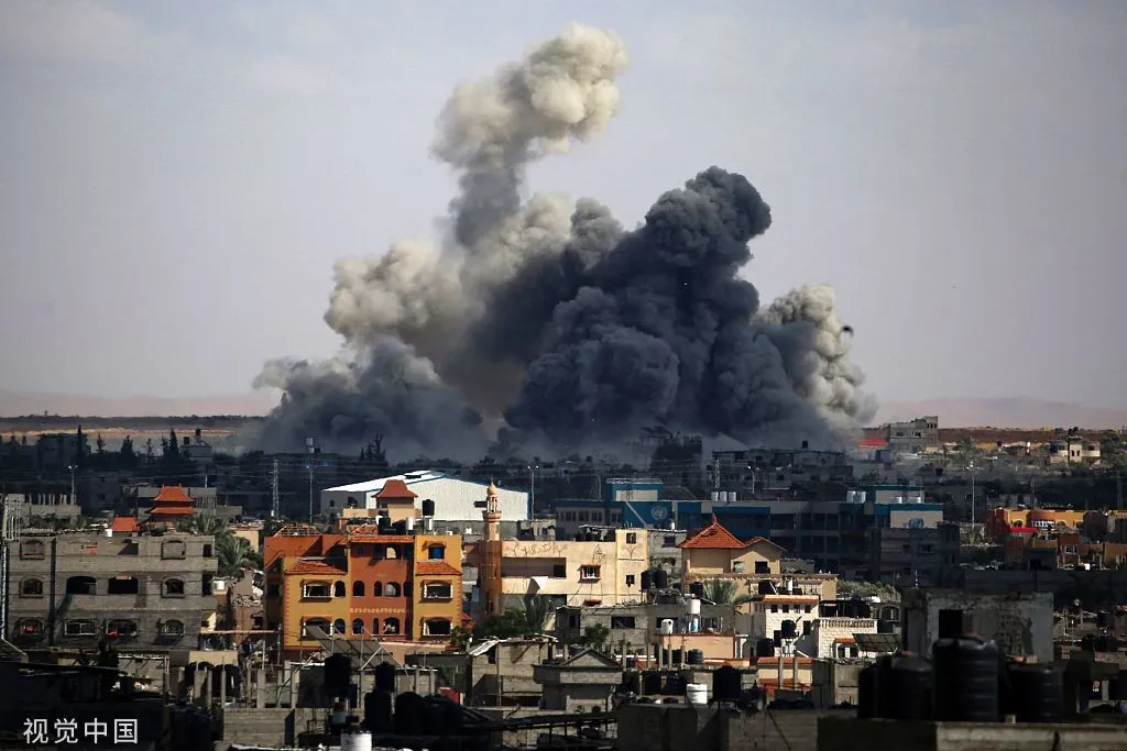 当地时间5月6日，加沙地带拉法，以色列轰炸后，浓烟滚滚 图自视觉中国