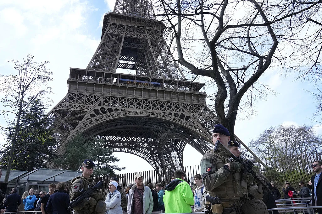 当地时间2024年3月25日，法国巴黎，士兵在埃菲尔铁塔前巡逻。此前一天，法国政府将恐袭预警提升到最高级别。（视觉中国）