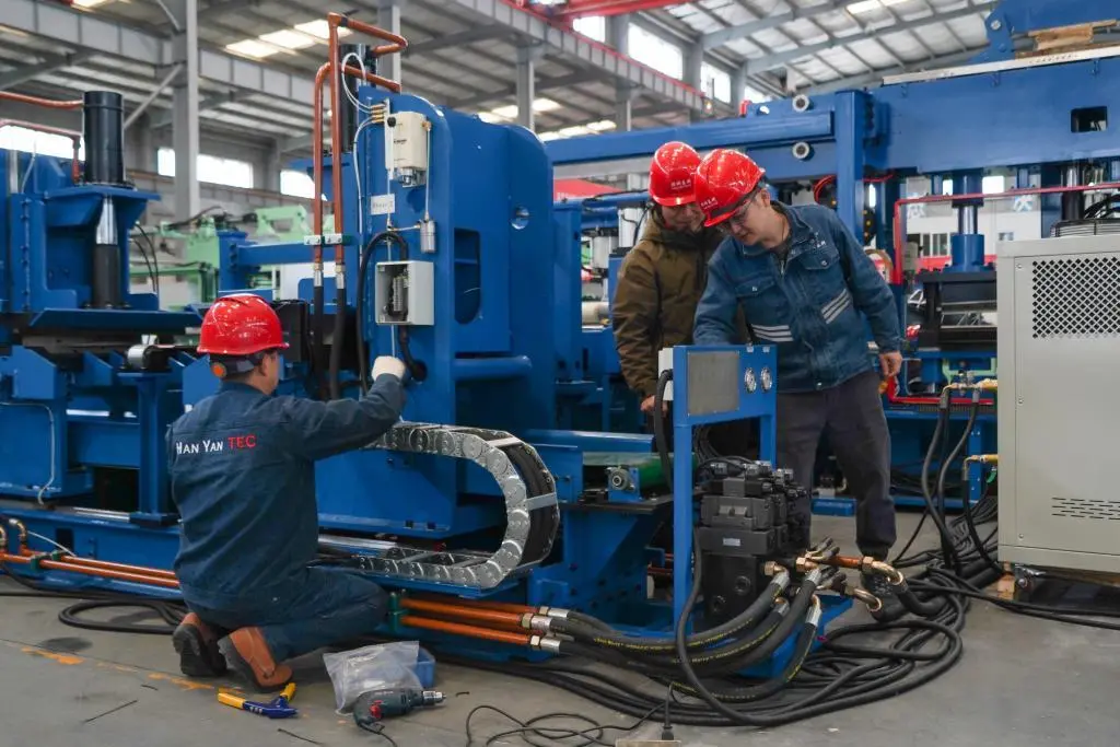 2月21日，在成都焊研泰科智能制造股份有限公司，工人正在组装工业生产设备。新华社记者 唐文豪摄
