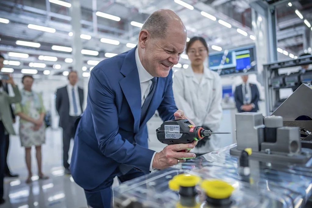 4月14日，重慶，德國總理朔爾茨參觀博世公司的氫動力係統生產基地。（視覺中國）