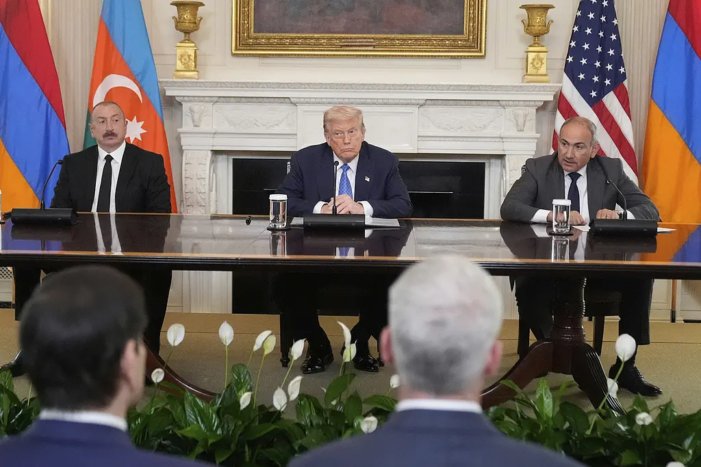 8月8日,特朗普与亚美尼亚总理帕希尼扬、阿塞拜疆总统阿利耶夫出席三方签字仪式