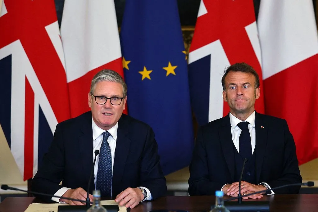 7月10日，英国伦敦，法国总统马克龙与英国首相斯塔默共同出席英法峰会。（视觉中国）