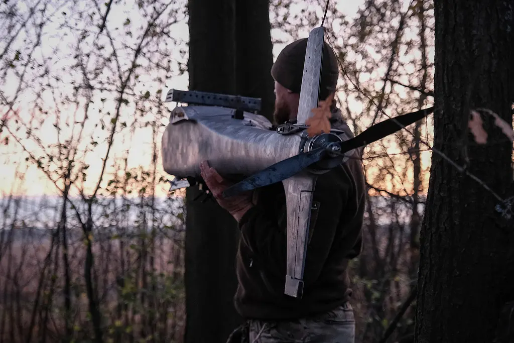 当地时间2025年11月2日，顿涅茨克地区波克罗夫斯克前线，乌克兰军人操作无人机。