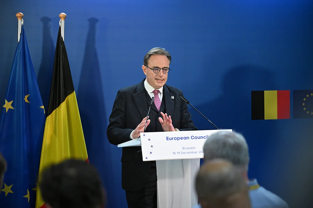 12月19日，比利时布鲁塞尔，比利时首相巴特·德韦弗在欧盟领导人峰会后举行记者会。（视觉中国）