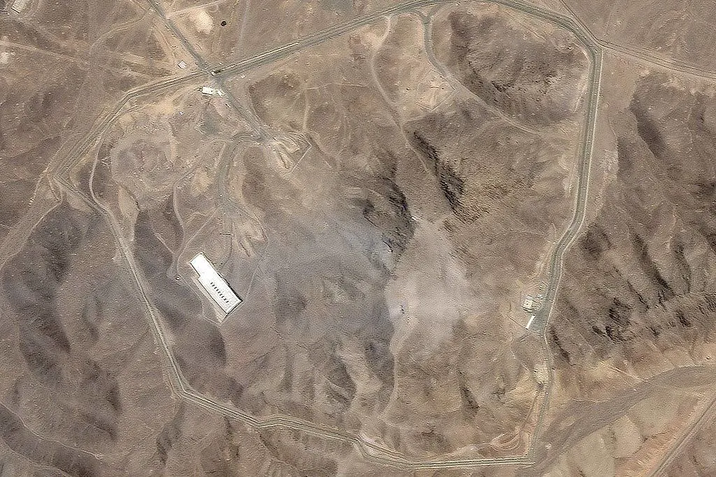 当地时间2025年6月22日,Planet Labs PBC公司提供的卫星图片显示,美国空袭伊朗福尔道地下核浓缩设施后的景象 视觉中国
