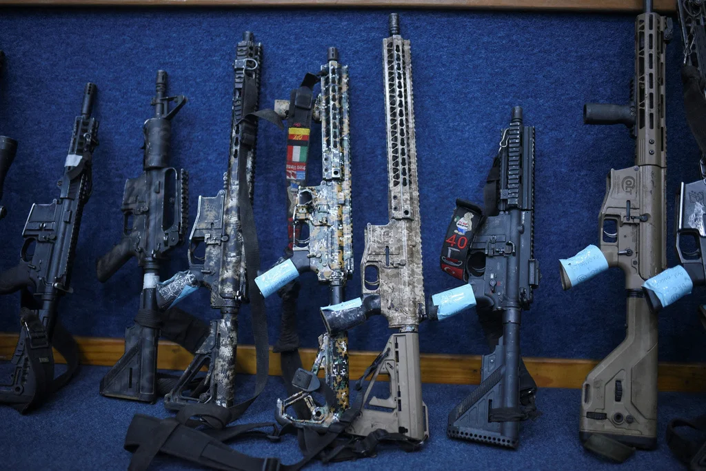 新闻发布会上,警方展示缴获的各类枪支。 IC Photo