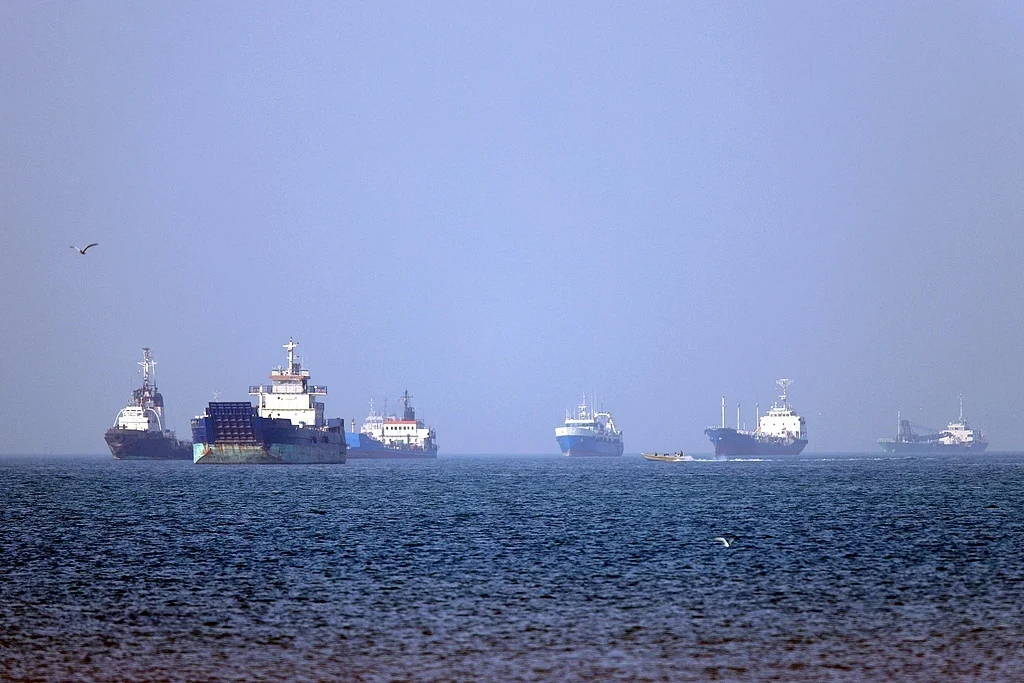 一艘油轮在伊朗协调下通过霍尔木兹海峡
