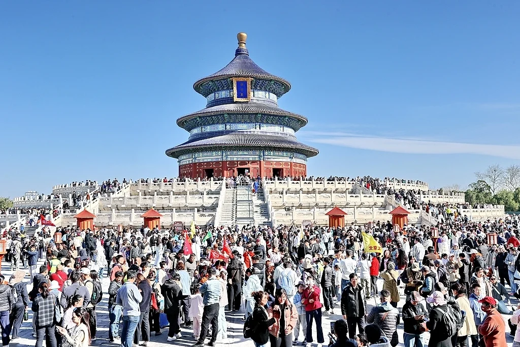 2026年4月5日,北京天坛公园游人如织,迎来客流高峰。视觉中国 图