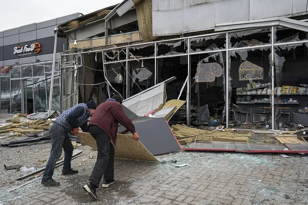 当地时间2026年2月23日,顿涅茨克地区克拉马托尔斯克一处居民区遭遇无人机袭击。图/视觉中国