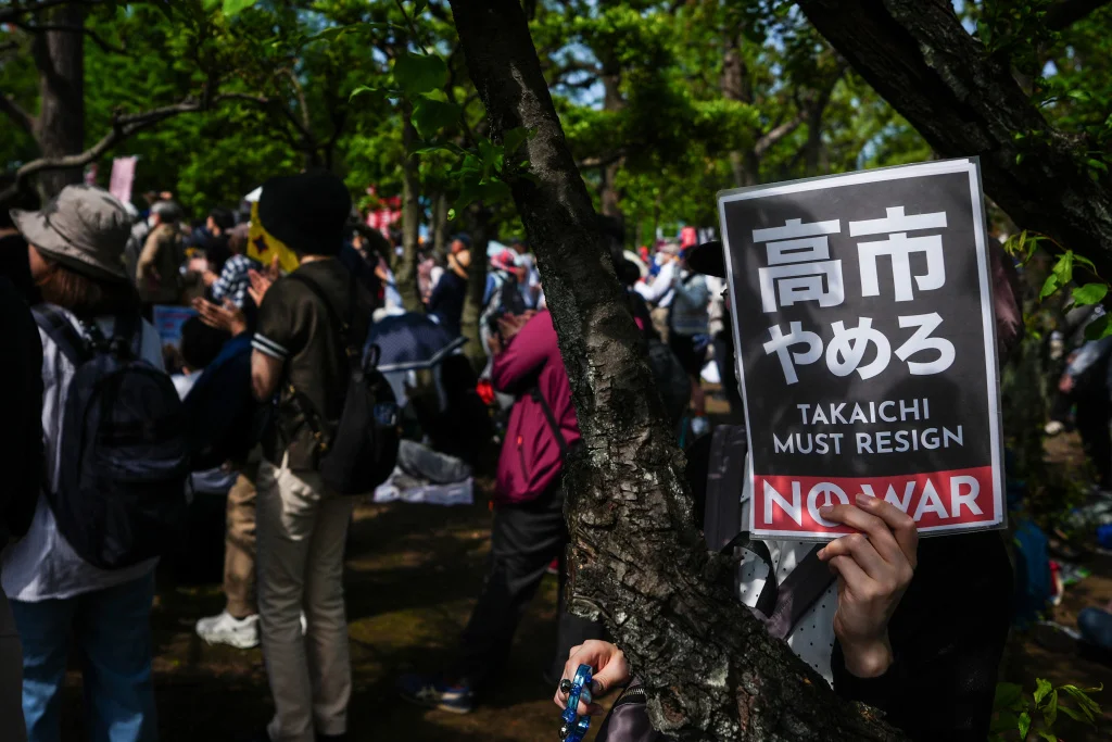 “别碰宪法！”:越来越多的日本青年走上街头...