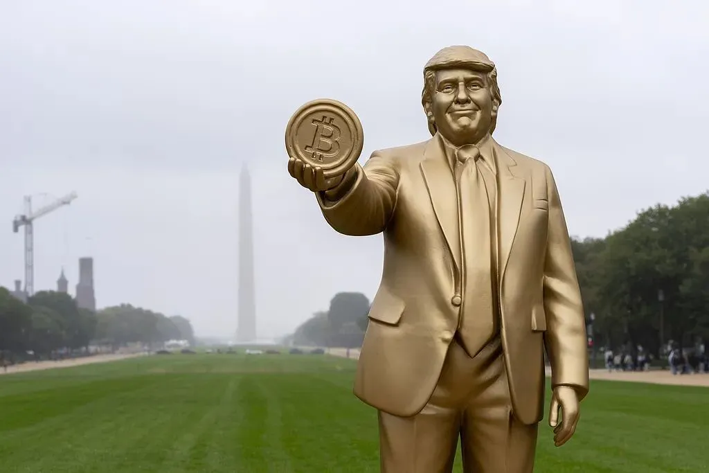 當地時間2025年9月17日，美國華盛頓國家廣場上展示了一尊川普的雕像。圖/視覺中國