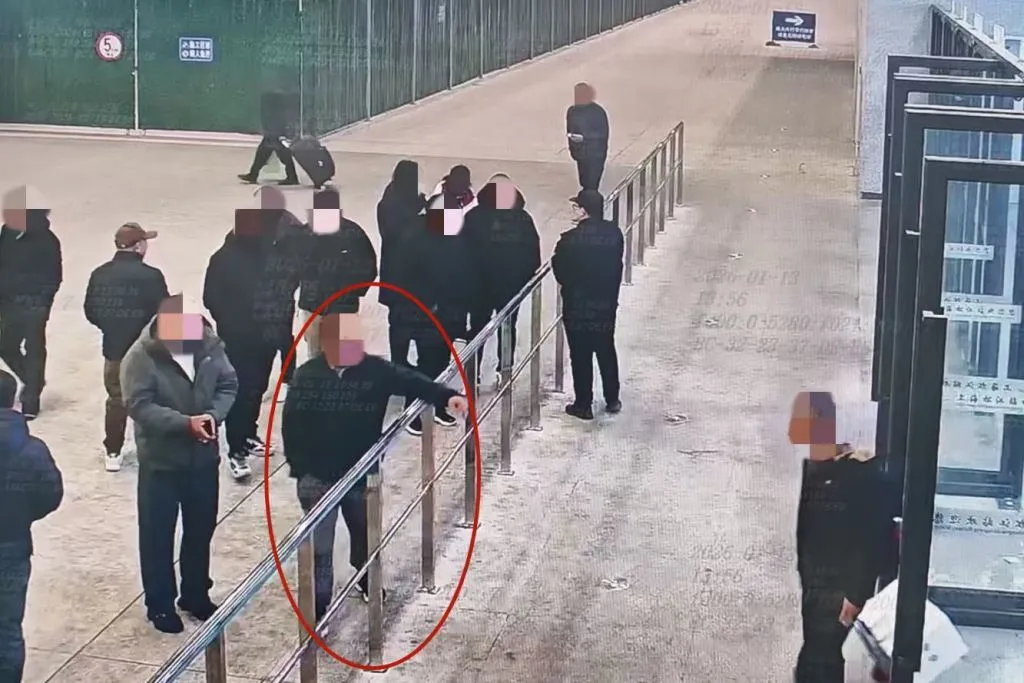 上海松江站，“黑车”司机在出站口揽客。