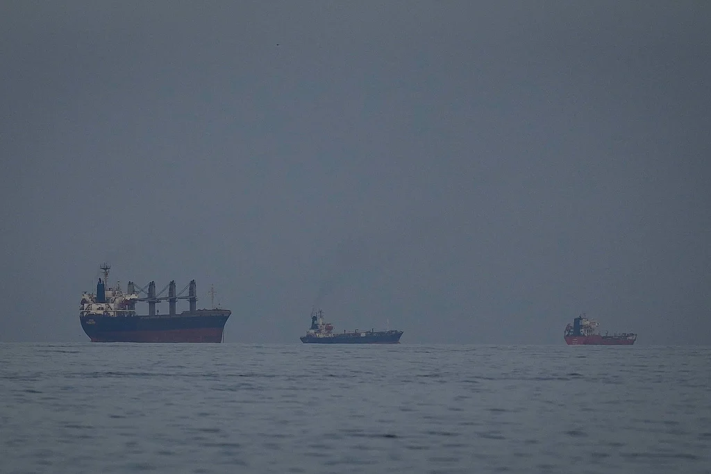 △△排队等待通过霍尔木兹海峡的油轮（资料图）