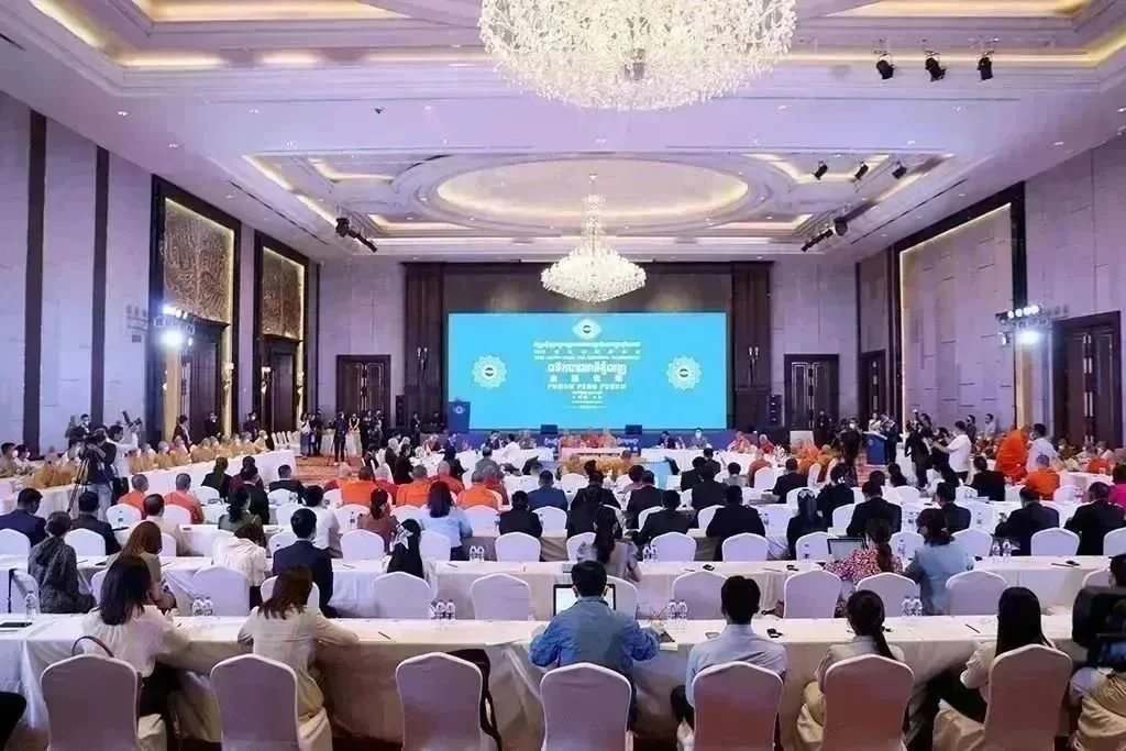 佛教-南海佛教圆桌会金边论坛在柬埔寨举行，西哈莫尼国王会见印顺大和尚一行