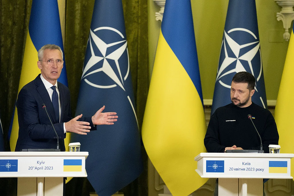 4月20日，乌克兰基辅，北约秘书长斯托尔滕贝格（左）与乌克兰总统泽连斯基在联合新闻发布会上交谈。