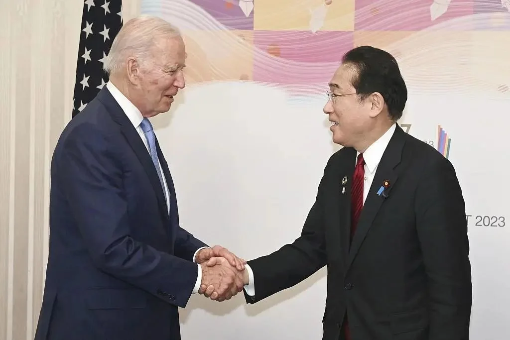 当地时间2023年5月18日，日本广岛，在G7峰会前夕，日本首相岸田文雄（右）和美国总统拜登在举行会谈前握手。图源：视觉中国