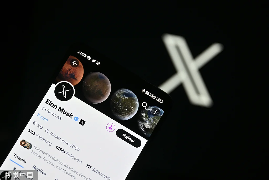 7月24日，马斯克的推特账户显示在屏幕前，屏幕上显示着“推特”的新标志。图源：视觉中国