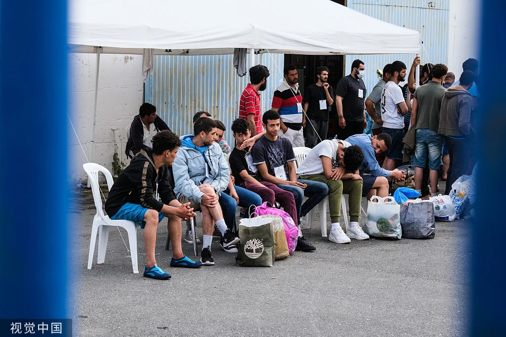 当地时间2023年6月16日，希腊马拉卡萨，沉船幸存者等待被转移到雅典附近的难民营。